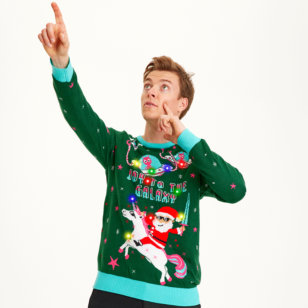 Un homme portant un pull de Noël vert avec la citation